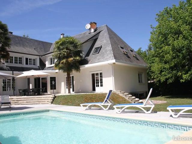 Maison 10 pièces 318 m²