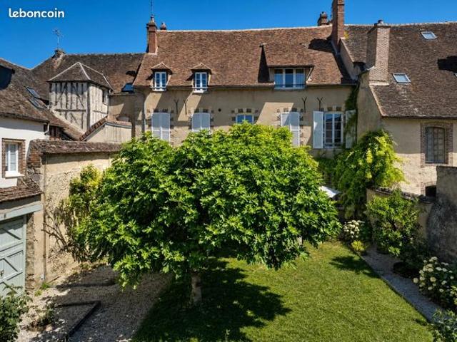 Maison 10 pièces 319 m²