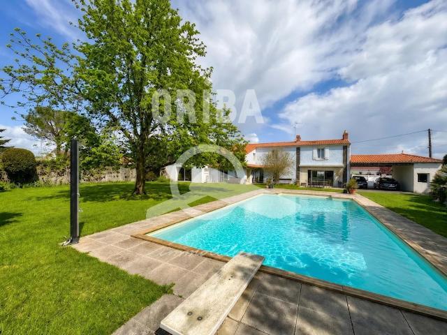 Maison 10 pièces 323 m²