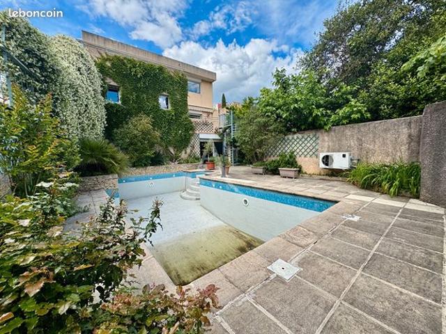 Maison 10 pièces 323 m²