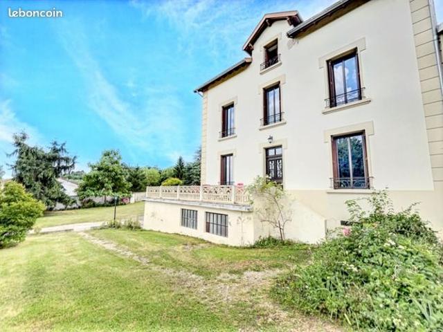 Maison 10 pièces 323 m²