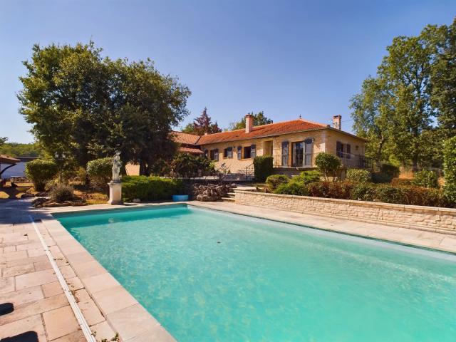 Maison 10 pièces 322 m²