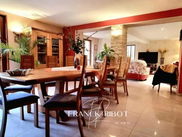 Maison 10 pièces 327 m²