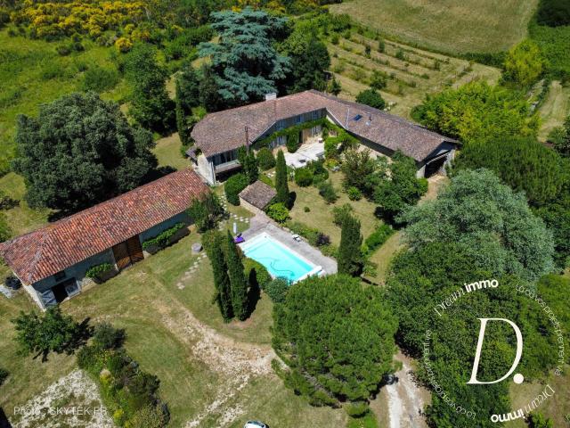 Maison 10 pièces 328 m²