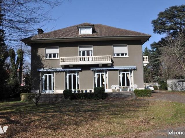 Maison 10 pièces 330 m²