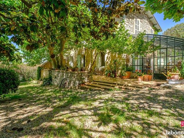 Maison 10 pièces 330 m²