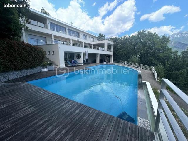 Maison 10 pièces 335 m²