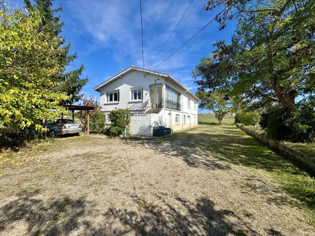 Maison années 70's de 150 m2 et son grand terrain clôturé au calme