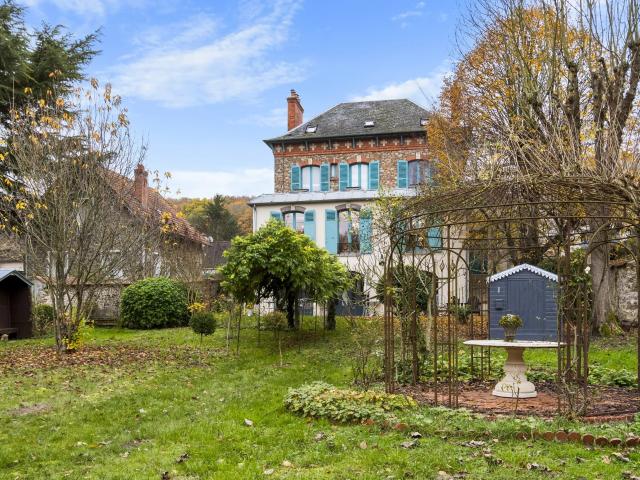MAISON 11 PIECES AVEC JARDIN