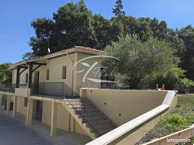 Maison 11 pièces 243 m²