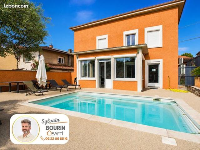 Maison 11 pièces 240 m²