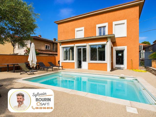 Maison 11 pièces 240 m²