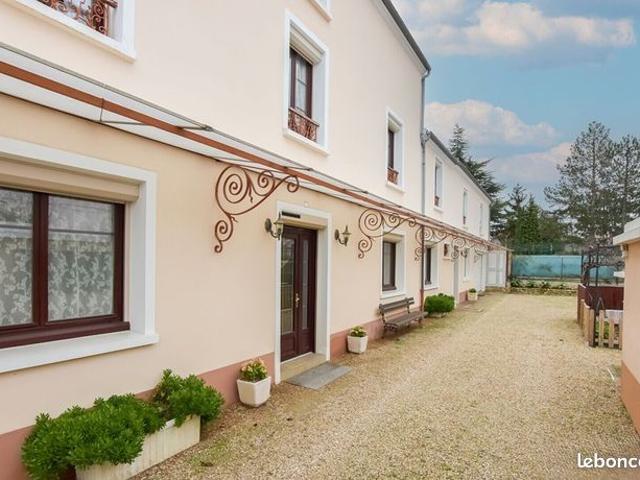 Maison 11 pièces 242 m²