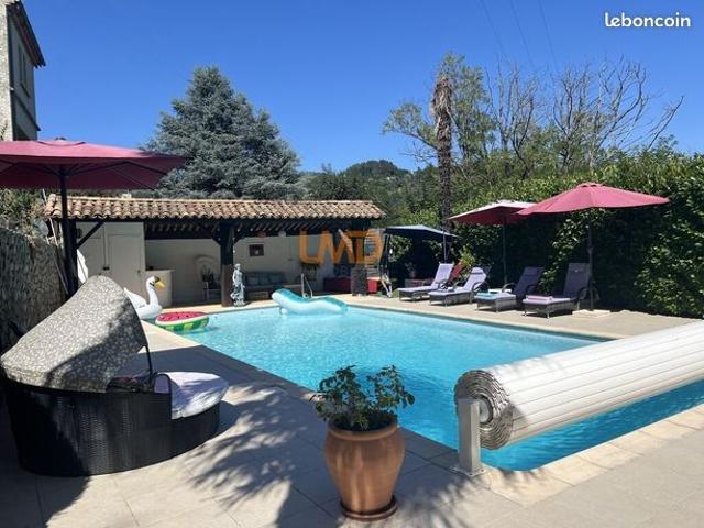 Maison 11 pièces 250 m²