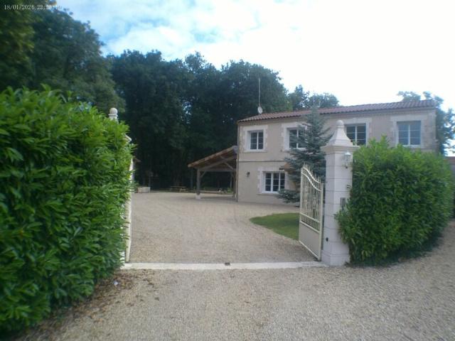 Maison 11 pièces, 227 m² à louer à Ars 16130