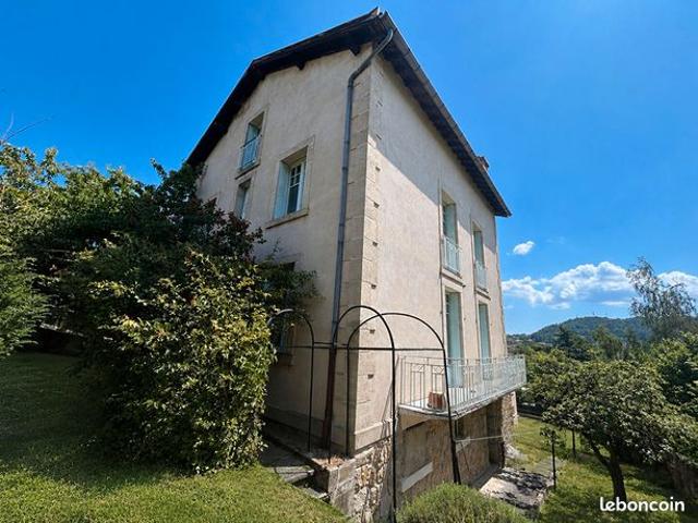 Maison 11 pièces 233 m²