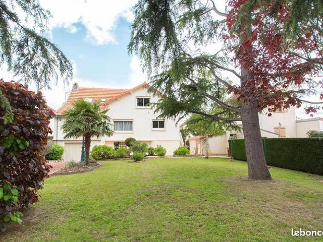 Maison 11 pièces 232 m²