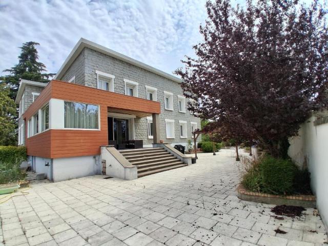 Maison 11 pièces 349 m²