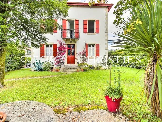 Maison 11 pièces 353 m²