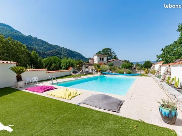 Maison 11 pièces 369 m²