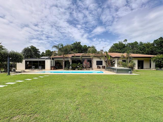 Maison 11 pièces 375 m²