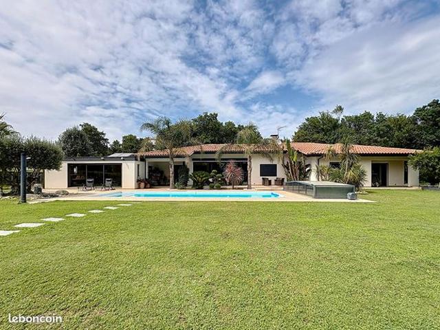 Maison 11 pièces 375 m²
