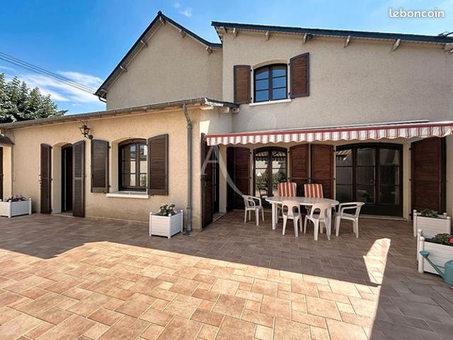 Maison 11 pièces 380 m²