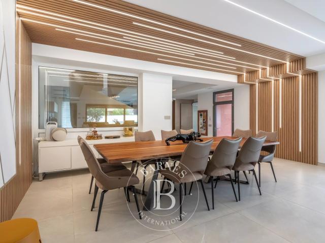 Maison 11 pièces 381 m²