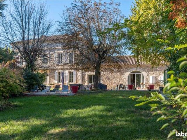 Maison 11 pièces 384 m²