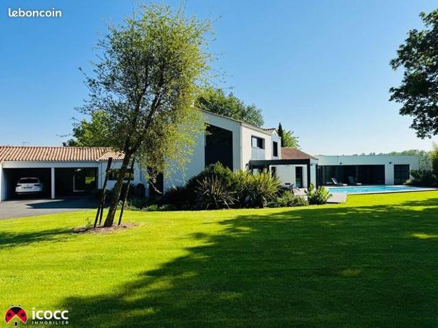 Maison 11 pièces 303 m²