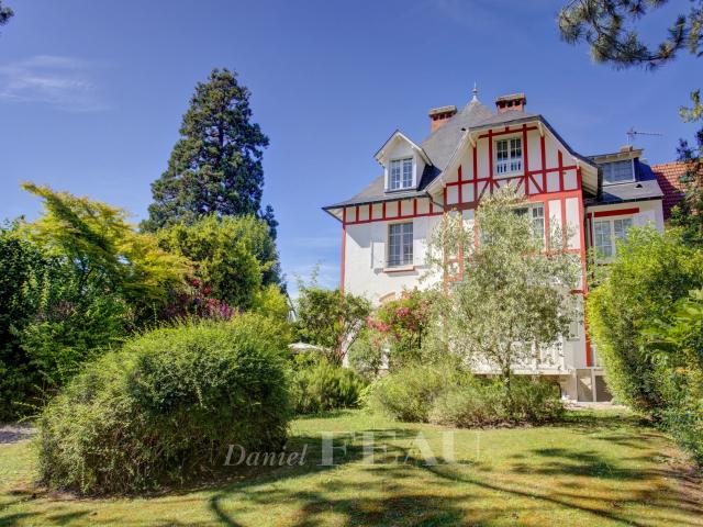 Maison 11 pièces 300 m²