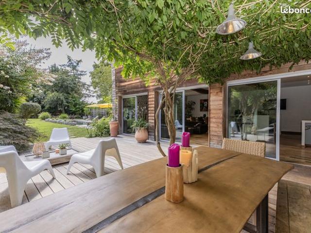 Maison 11 pièces 300 m²