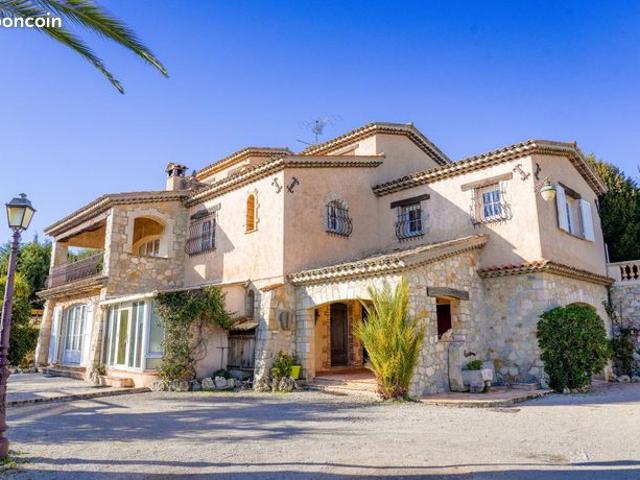 Maison 11 pièces 318 m²