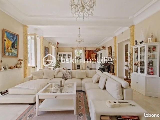 Maison 11 pièces 323 m²