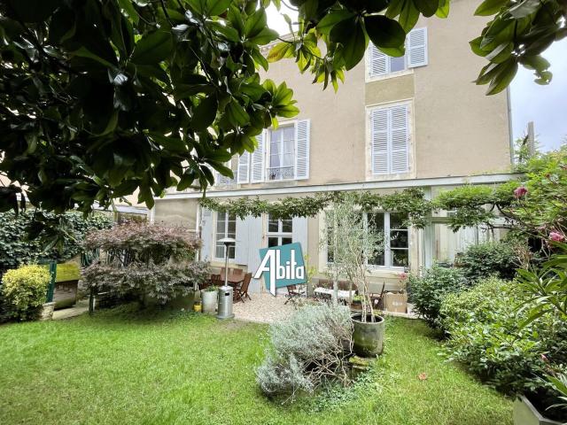 Maison 11 pièces 325 m²