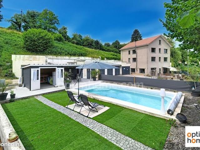 Maison 11 pièces 325 m²