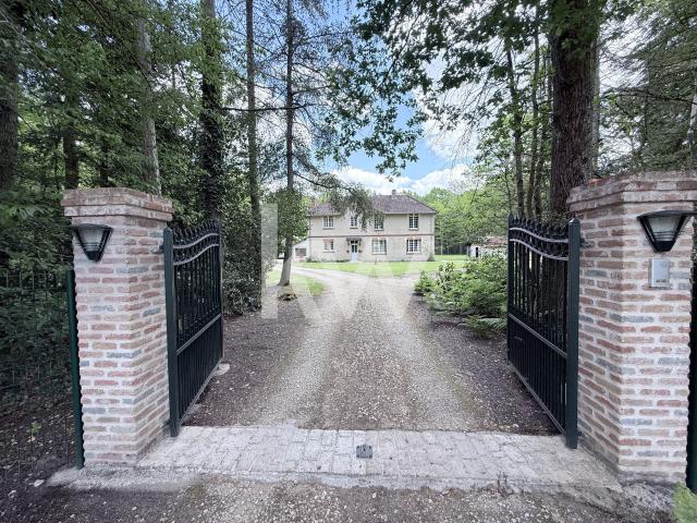 Maison 11 pièces 326 m²