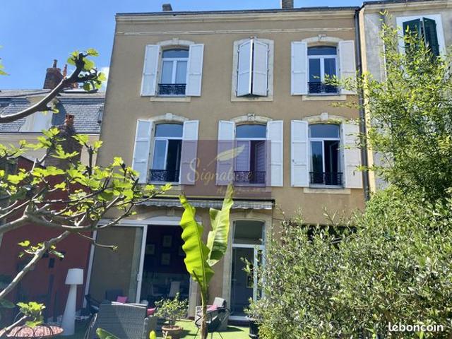 Maison 11 pièces 330 m²