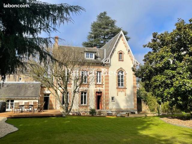 Maison 11 pièces 331 m²