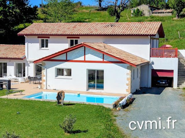 Maison avec piscine et jardin