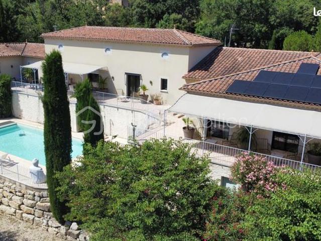 Maison 12 pièces 370 m²