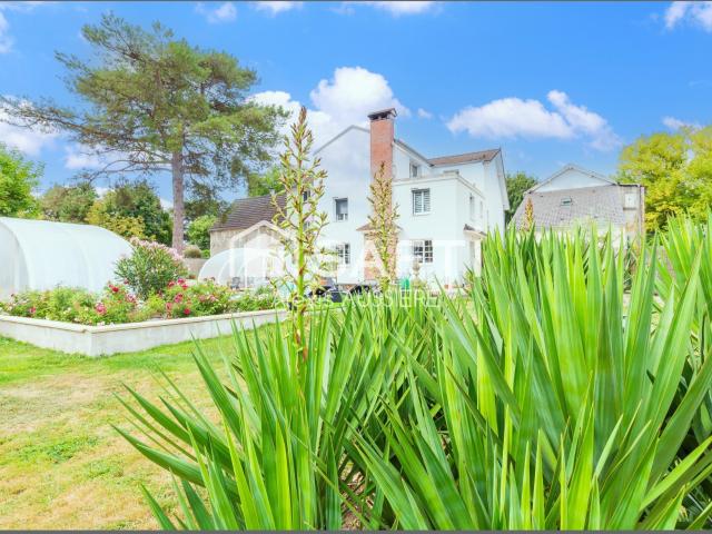 Maison 12 pièces 384 m²