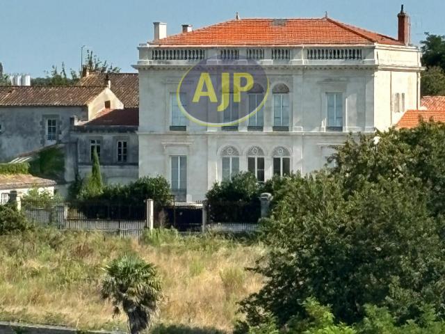 Maison 12 pièces 327 m²