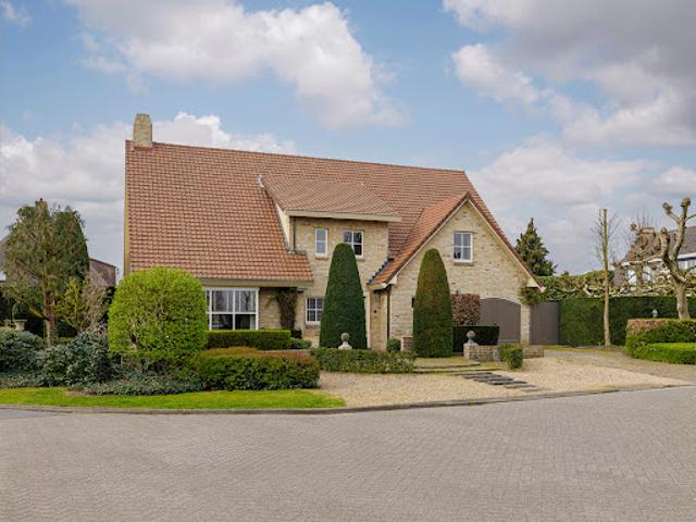 Maison avec piscine et jardin