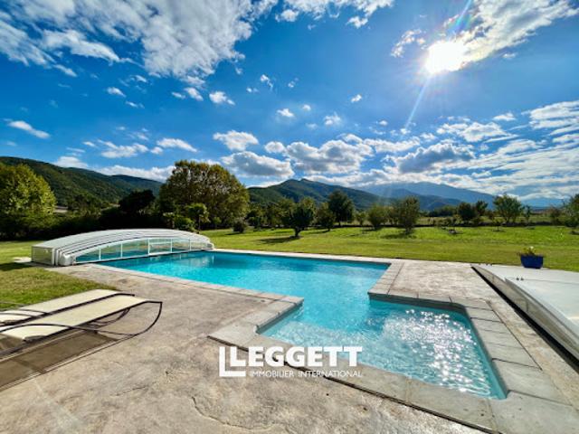 Maison contemporaine avec piscine et jardin