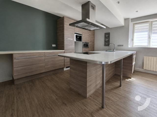 Maison 130 m2 avec 3 chambres, extérieur et garage à Romery