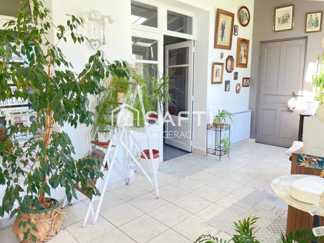 Maison: 130 m2, T2: 45 m2 et un studio: 25 m2