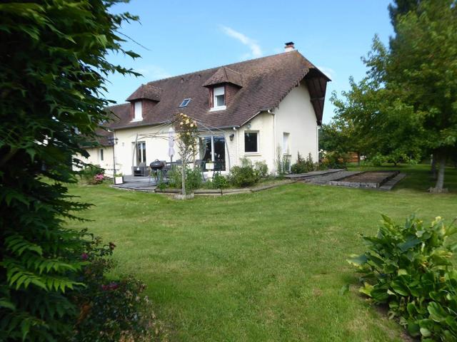Maison 130 m² dotée de 4 CH dont 1 au rdc, 2 sdb, joli jardin d'
