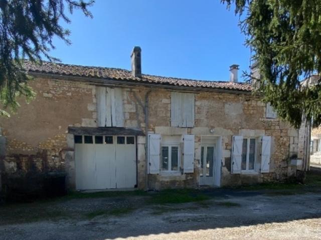 Charras Maison 131 m² avec grange située sur une impasse