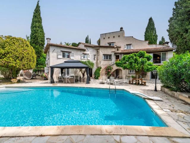 Maison 13 pièces 470 m²